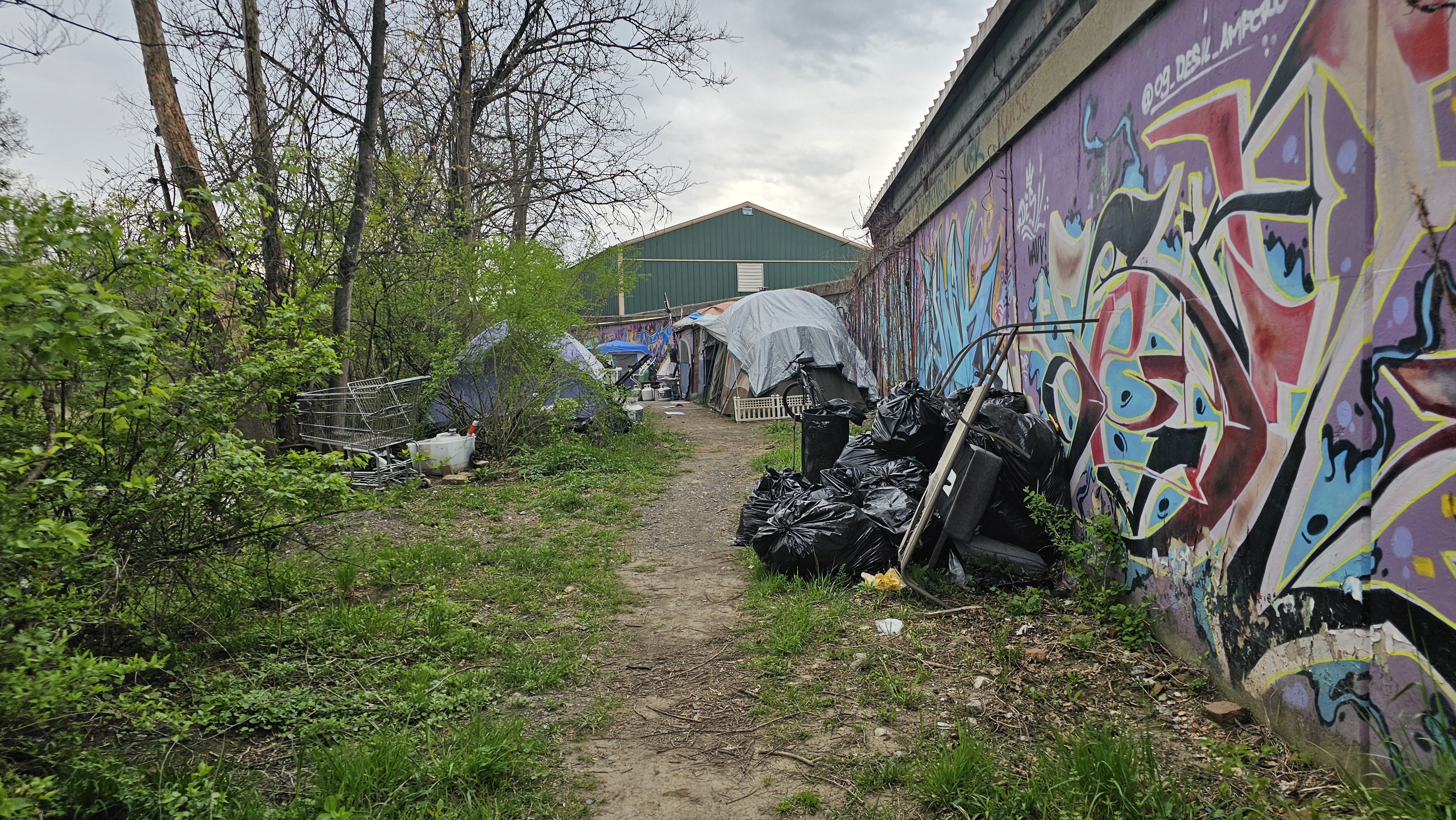 Alcalde de Allentown pospone desalojo de campamento de personas sin hogar en arroyo