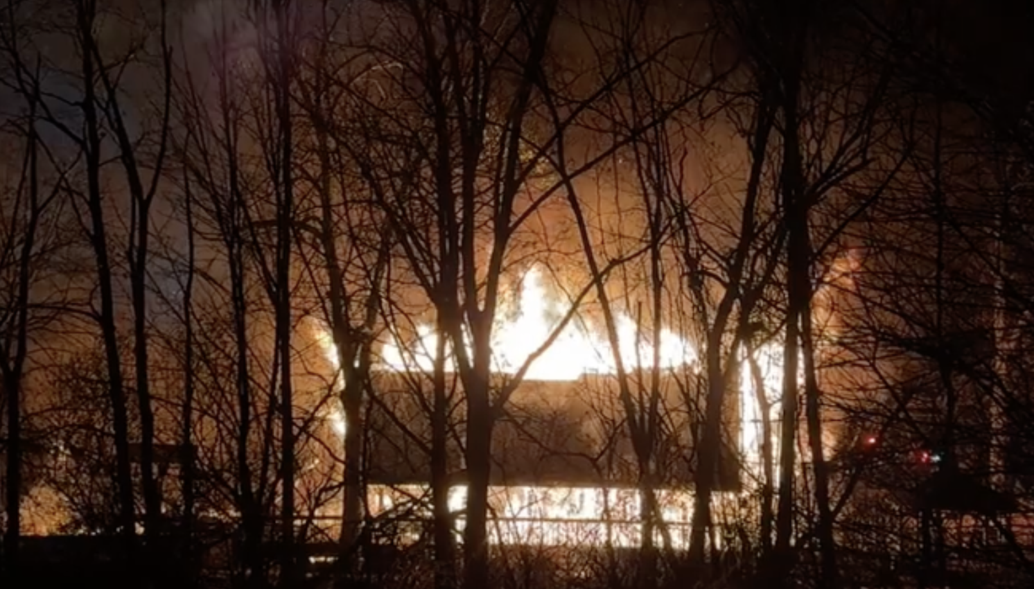 Incendio destruye salón de banquetes cerca de Hellertown; varios departamentos respondieron