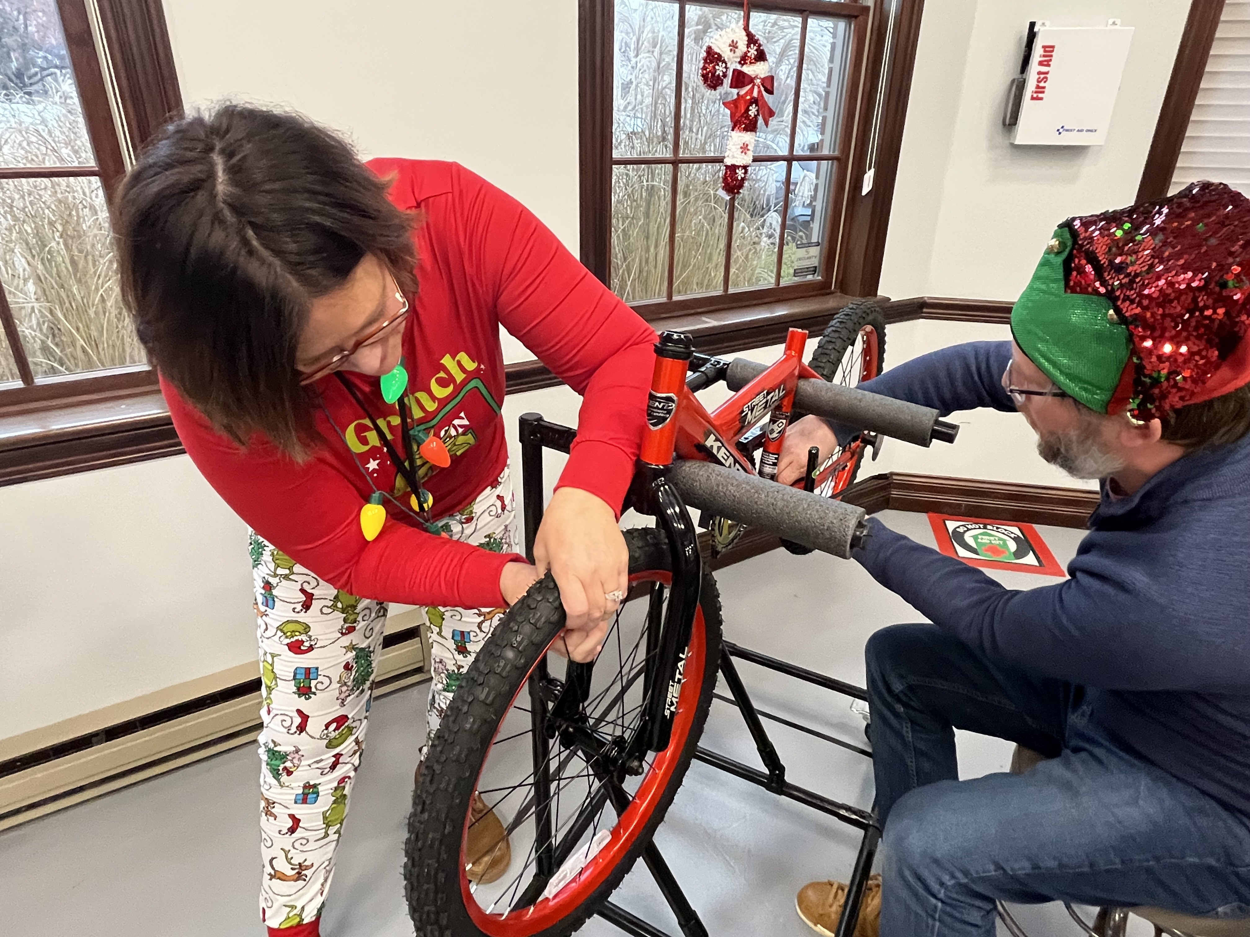 Voluntarios arman bicicletas en tiempo récord para niños del Lehigh Valley en Navidad